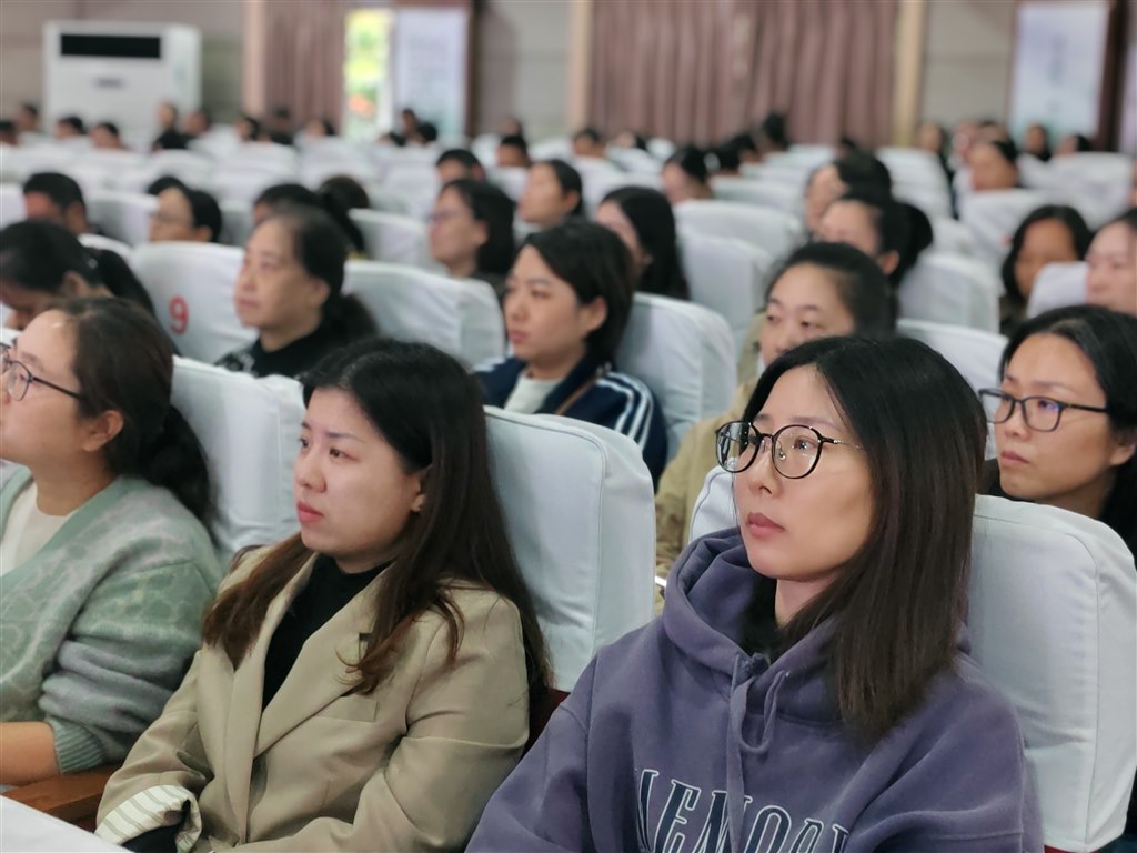 八年级专家讲座3.jpg