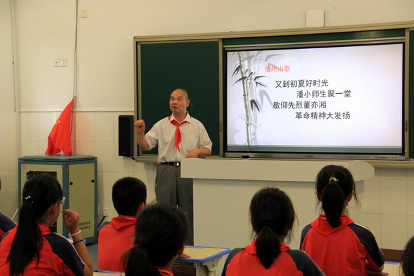 2、常州市名人研究会副主席肖飞“董亦湘故事”讲座.JPG 2、常州市名人研究会副主席肖飞“董亦湘故事”讲座.JPG