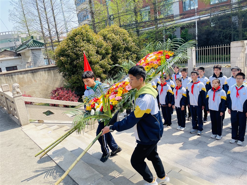 3、敬献花圈.jpg