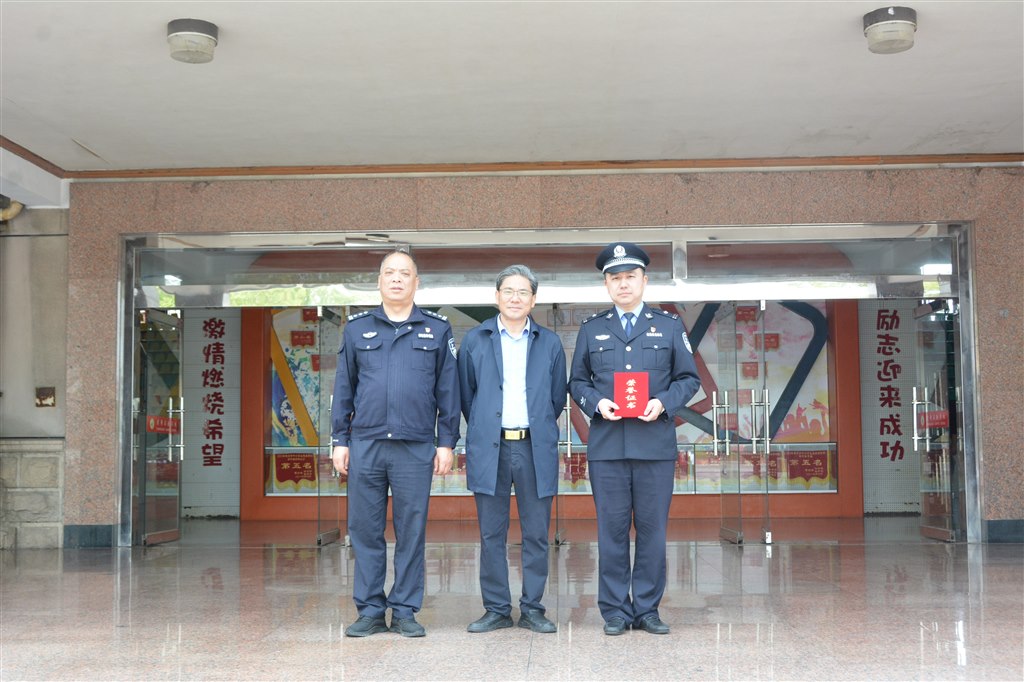 学校校长为法制副校长颁发反诈宣讲证书.jpg