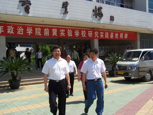 陈纪平校长陪同徐伟南区长参观校园