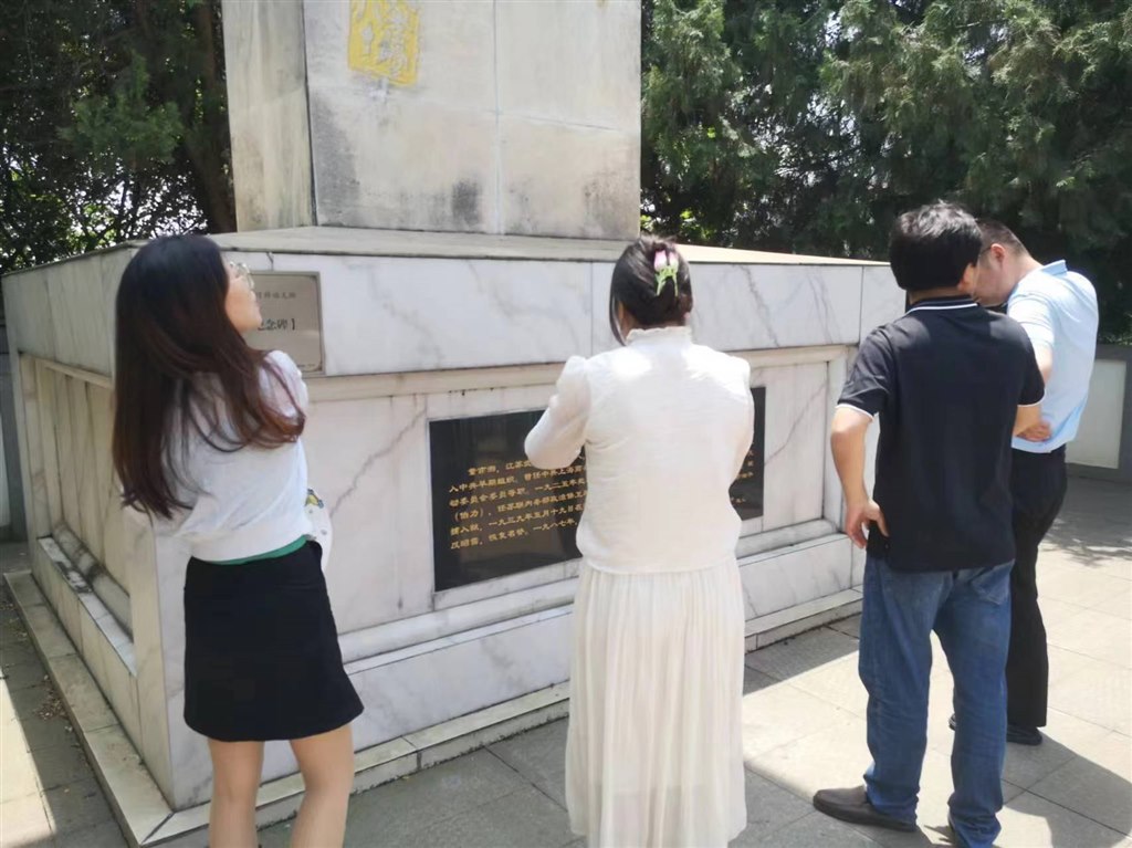 参观纪念碑.jpg