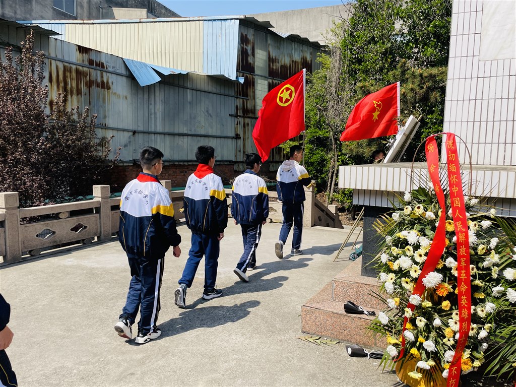 6绕行瞻仰2.jpg