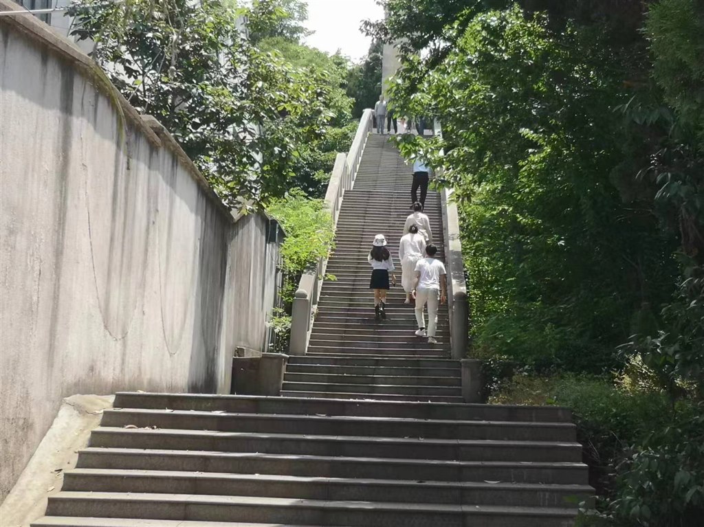 前往纪念碑台阶.jpg