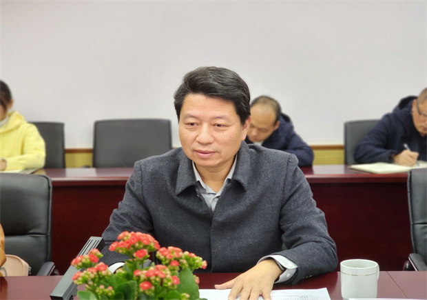 专家组肖华主持反馈会.jpg
