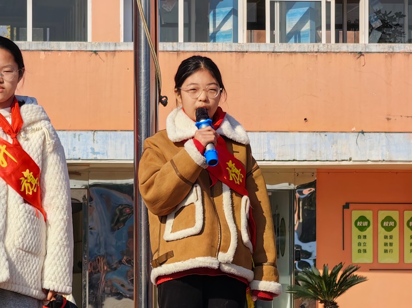 护旗手郭子逸.jpg