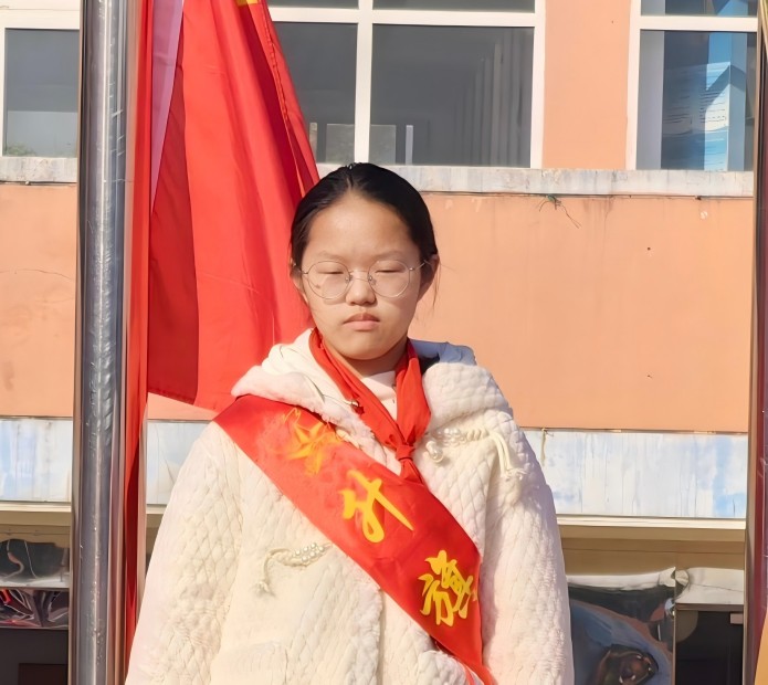 升旗手马依晨.jpg