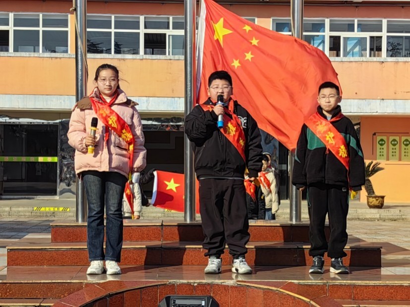 升旗手护旗手合照.jpg