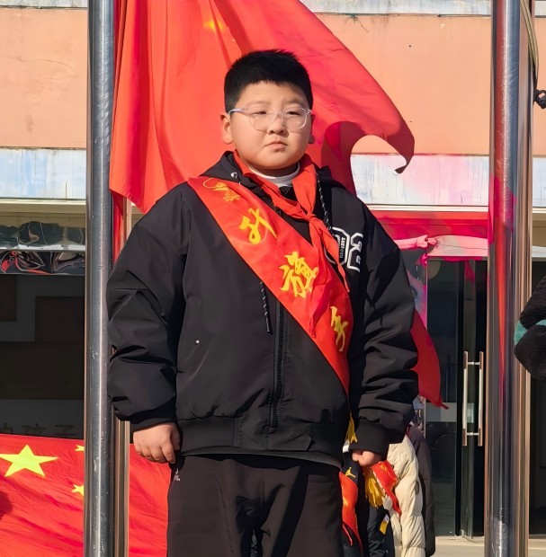 升旗手孙霖希(1).jpg