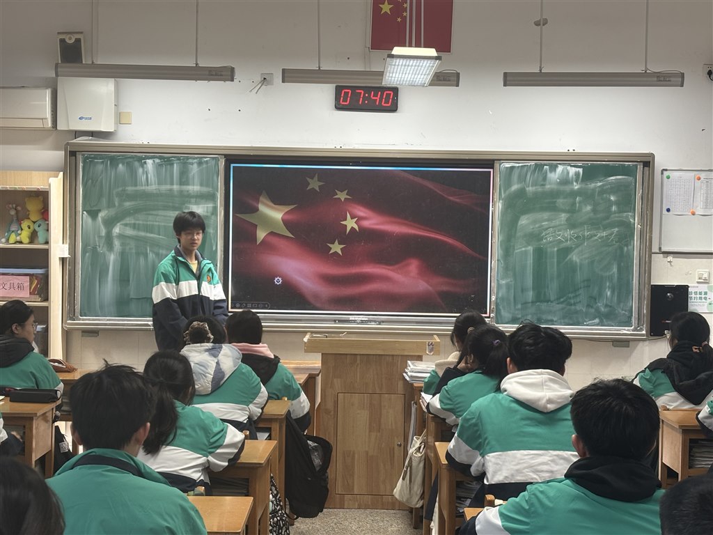 新发展团员主持微团课.JPG