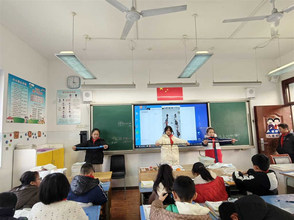 认真做操示范.jpg
