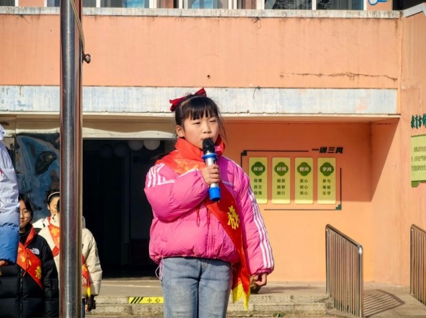 护旗手李可依.jpg