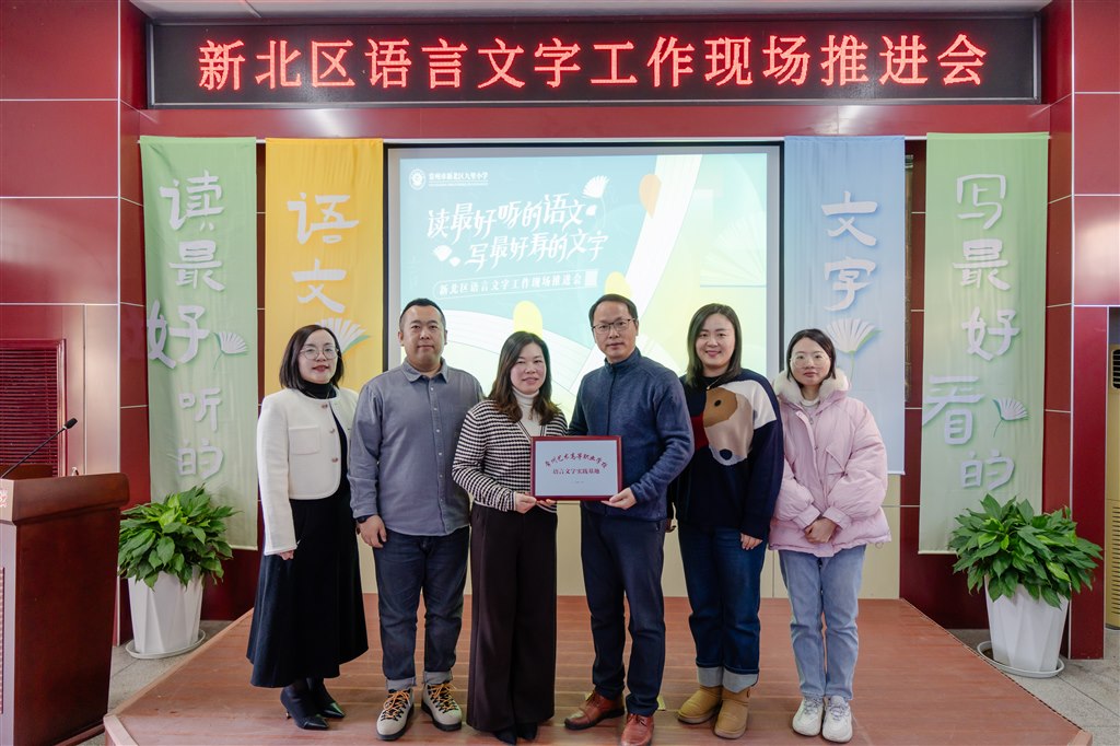 颁奖.jpg 颁奖.jpg