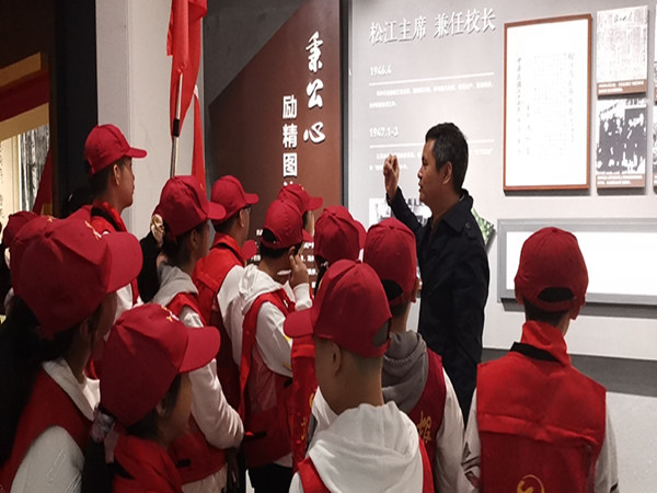 1顾校讲解.jpg 1顾校讲解.jpg