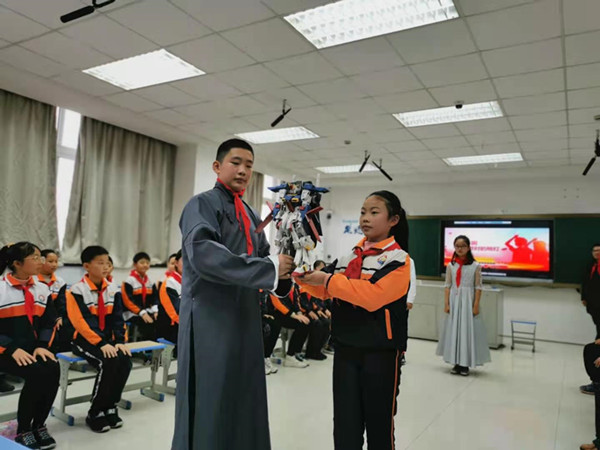 方泽先和模型.jpg 方泽先和模型.jpg