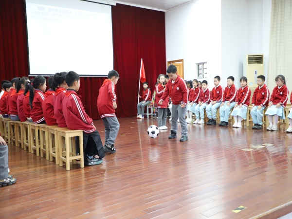 踢球.jpg 踢球.jpg