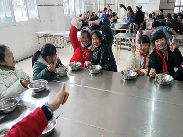 5吃元宵.jpg 5吃元宵.jpg