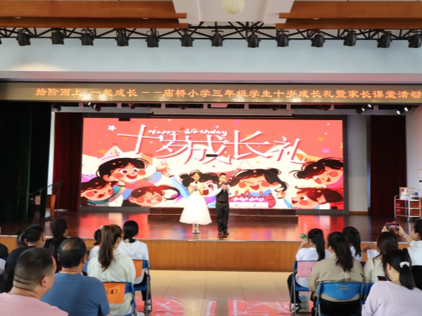 主持人.jpg 主持人.jpg