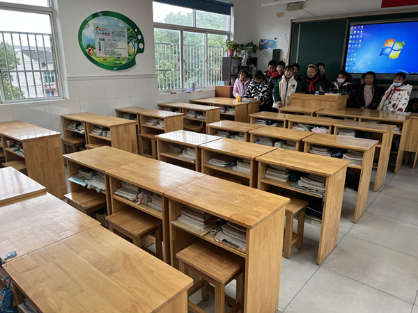 全班桌凳4b1007509ae28_副本.jpg 全班桌凳4b1007509ae28_副本.jpg