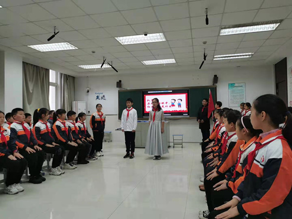 主持人.jpg 主持人.jpg