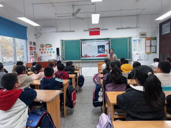 2班会.jpg 2班会.jpg