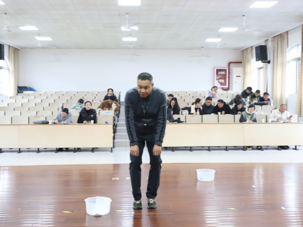 体育老师3.jpg 体育老师3.jpg