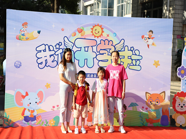 家长和孩子们.jpg 家长和孩子们.jpg