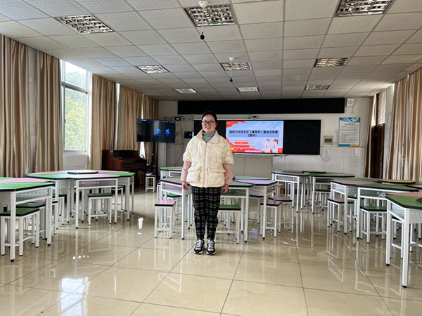 张倩讲故事.jpg 张倩讲故事.jpg