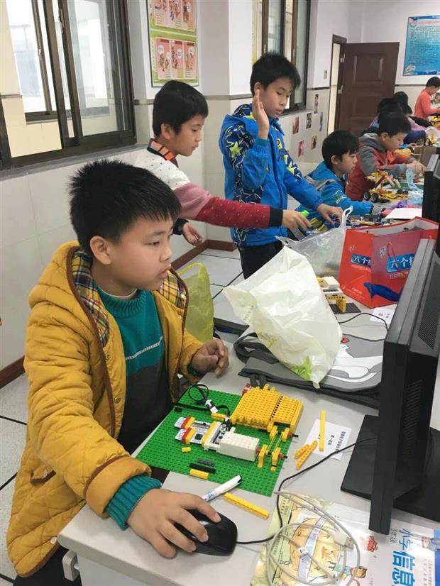曹江孙朱宇罗睿翔同学在比赛现场.jpg