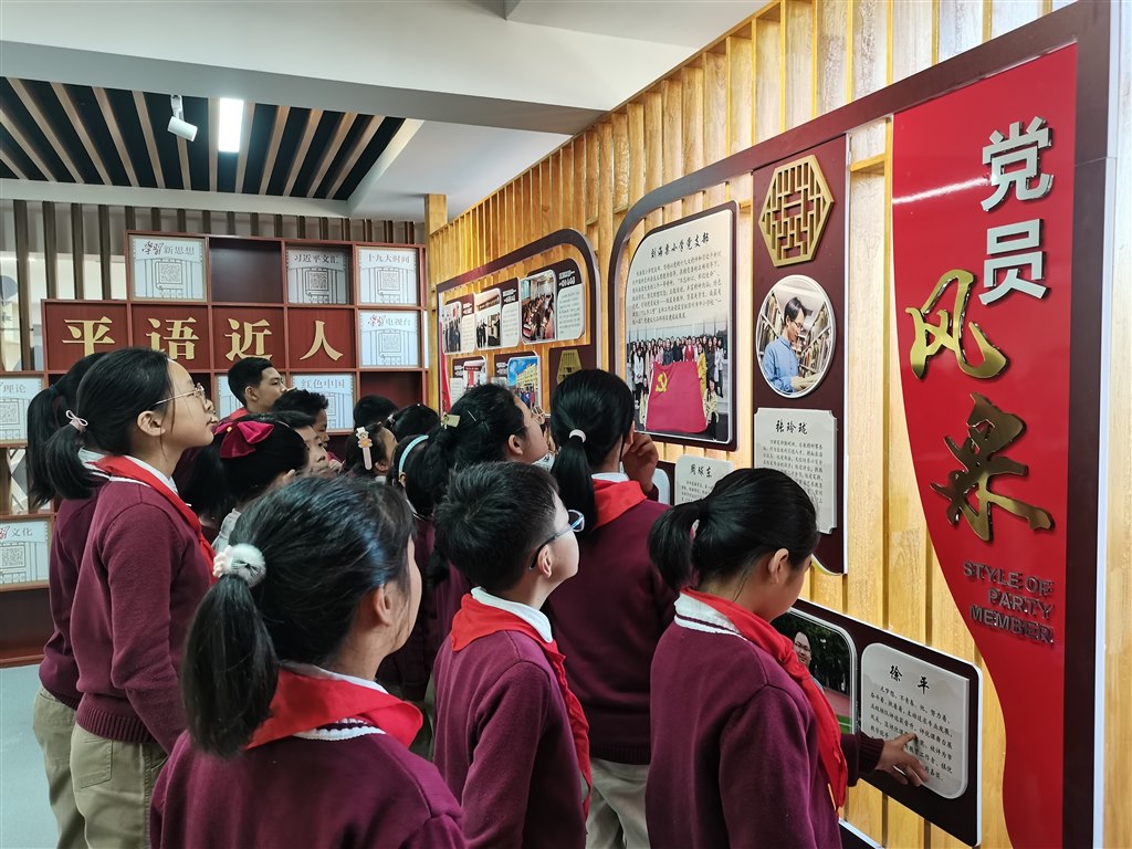 武进区刘海粟小学2022年10月13日参观学校党史馆3.jpg
