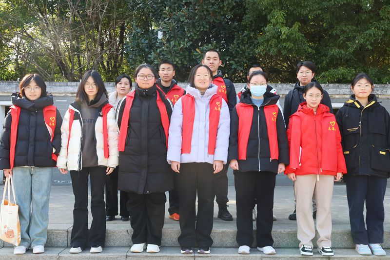 志愿者 社工 老师合影_副本.jpg