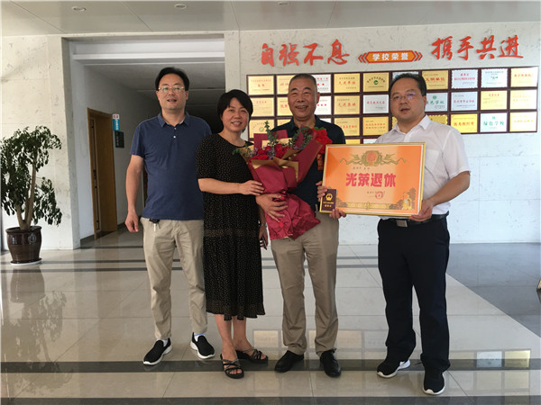 与校长合影.jpg