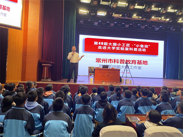 2021.11洛初小记者参加小鲁班走进大学实验室活动（现场照）.jpg