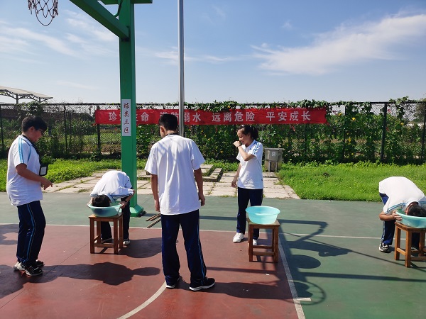 体验溺水.jpg
