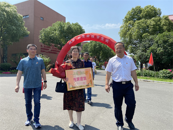 送出校门.jpg