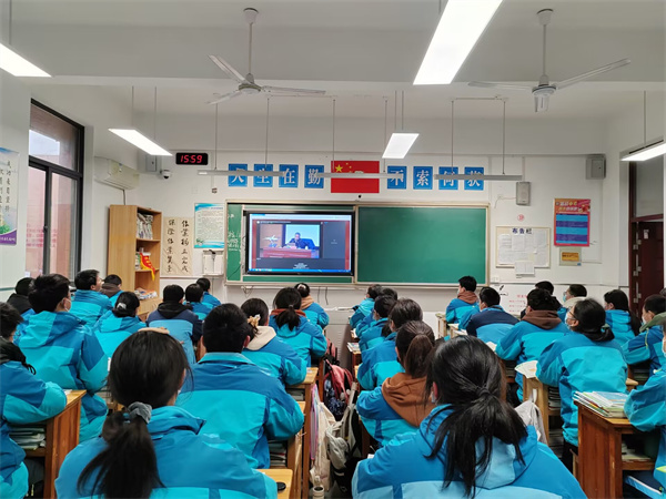 学生观看.jpg