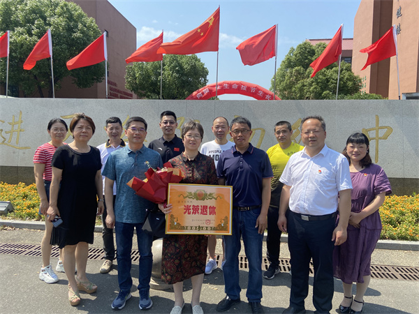 校门外合影.jpg