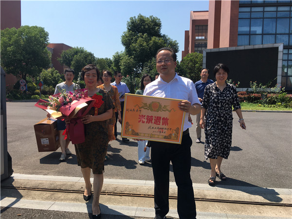 送出校门2.jpg