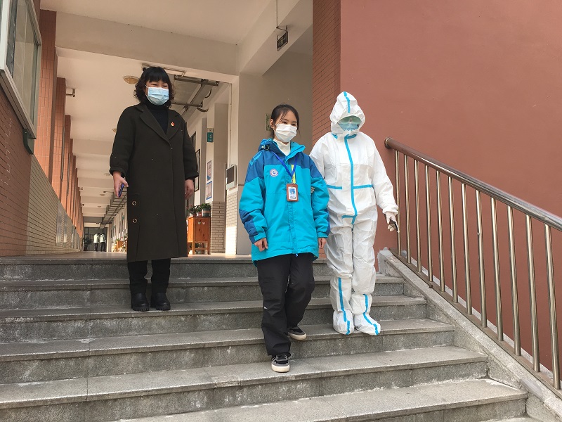 校医着防护前来引导.JPG