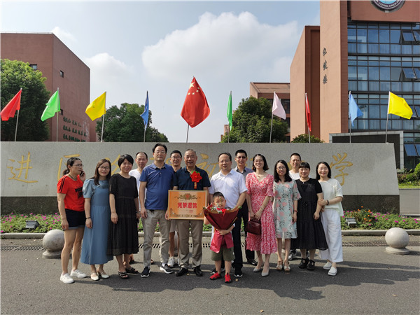 校门口合影.jpg