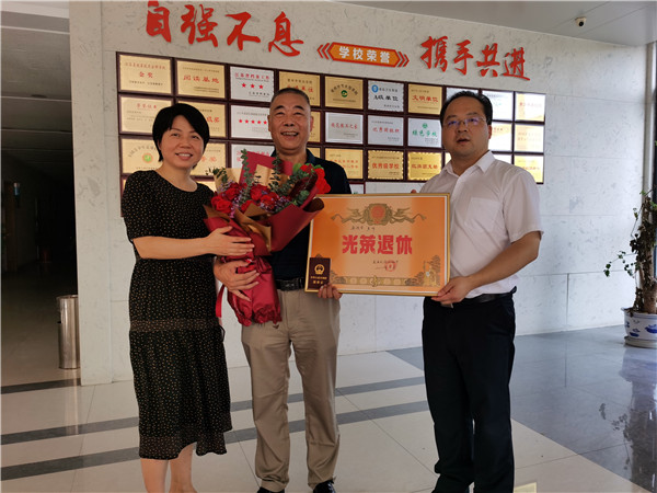 与顾校合影.jpg
