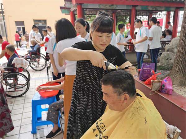 戈颖娟为敬老院老人理发.jpg