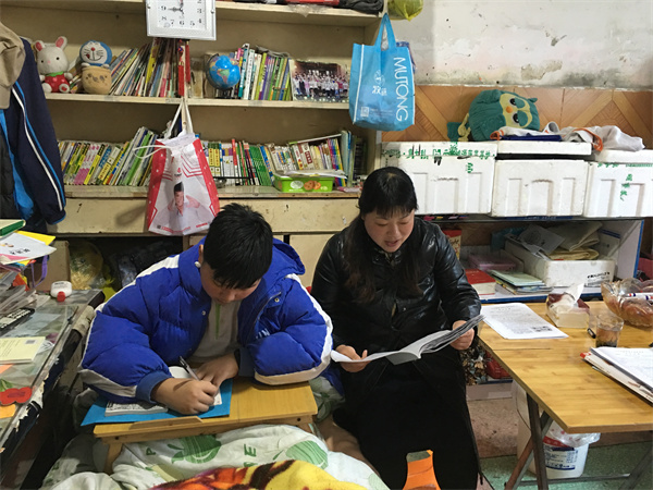 为病床上的蒋皓补习功课.jpg