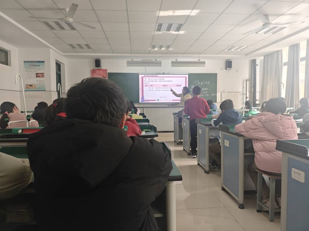 2陆露老师.jpg