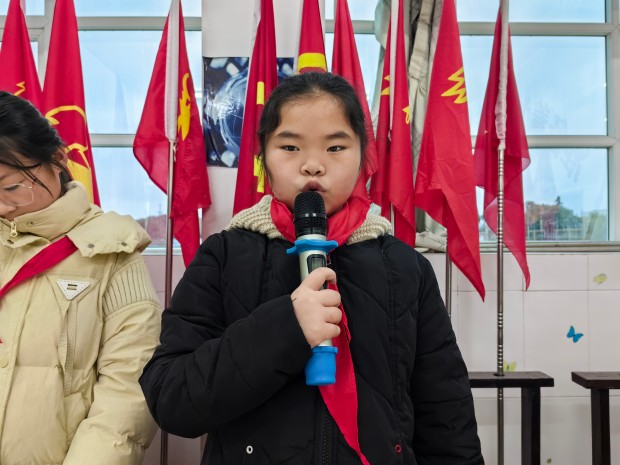 护旗手车桂莲.jpg