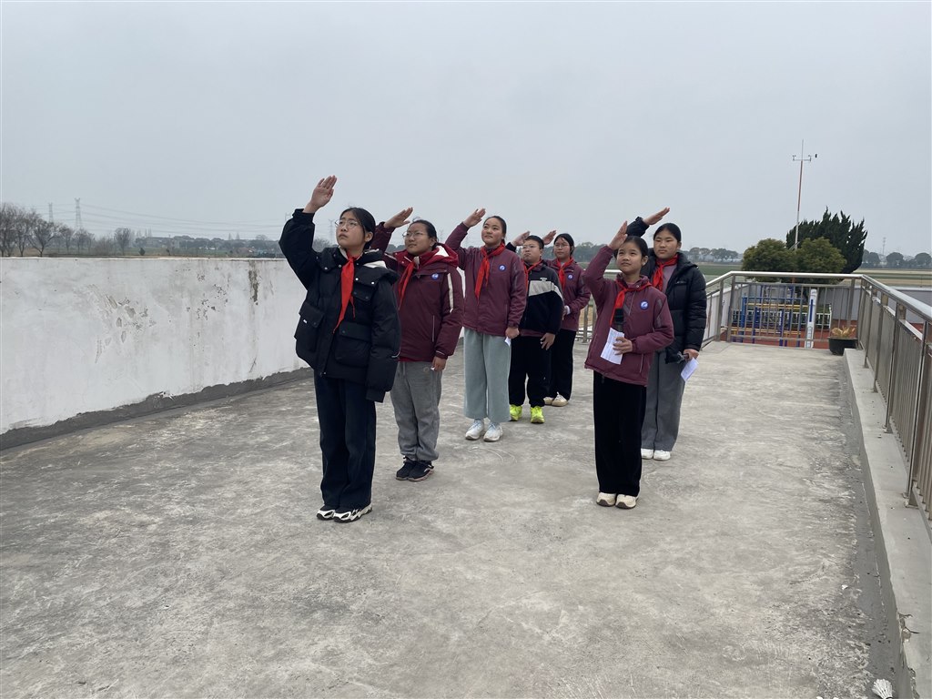 升国旗敬礼.JPG