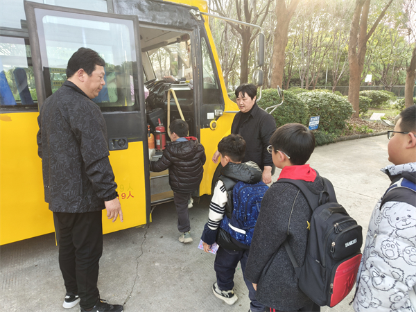 排队上车.jpg