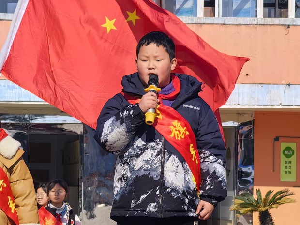 护旗手梅锦轩.jpg