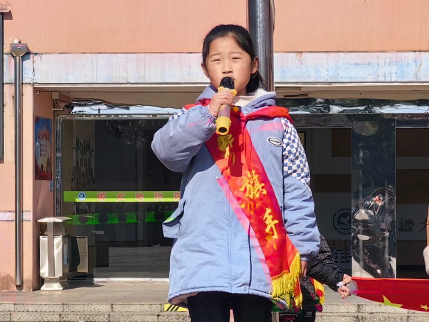 护旗手尹佳蕊.jpg