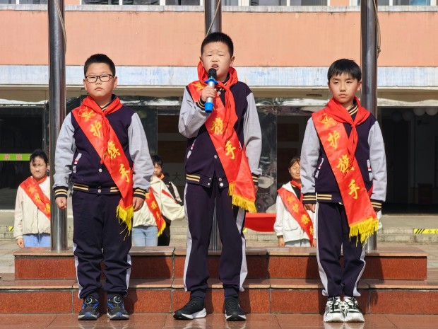 升旗手护旗手合照.jpg